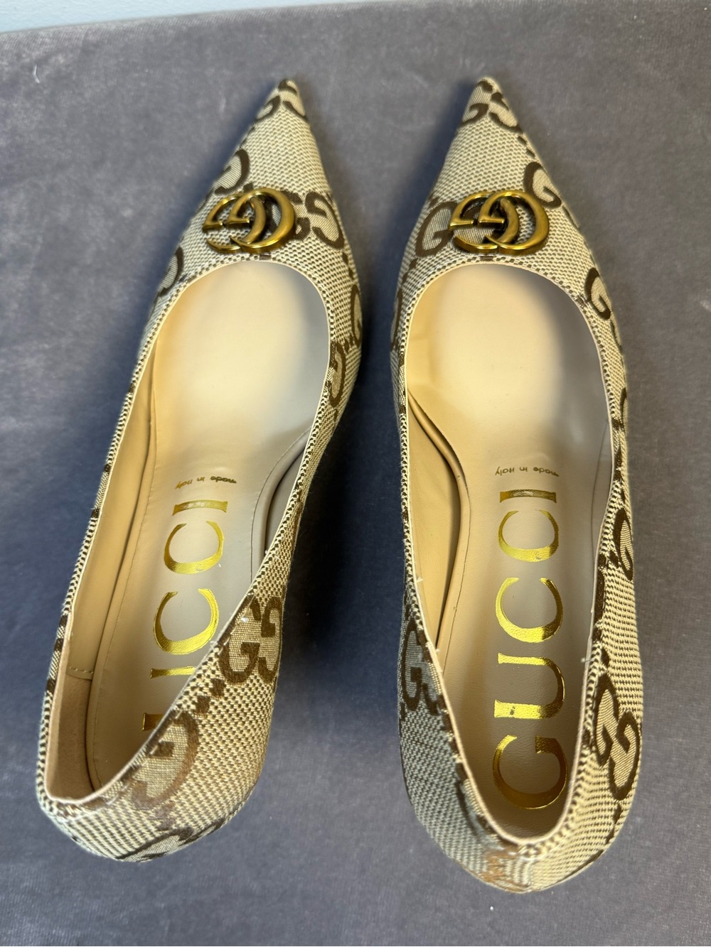 Gucci Beige GG Canvas Mid Heel Pumps Gold-Tone Logo womens size 42/ 9.5 New - Picture 5 of 13